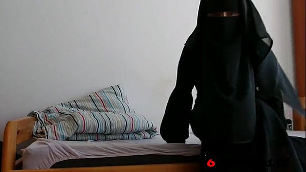 Arab Niqab Solo- Free Amateur Porn Video b4 picture